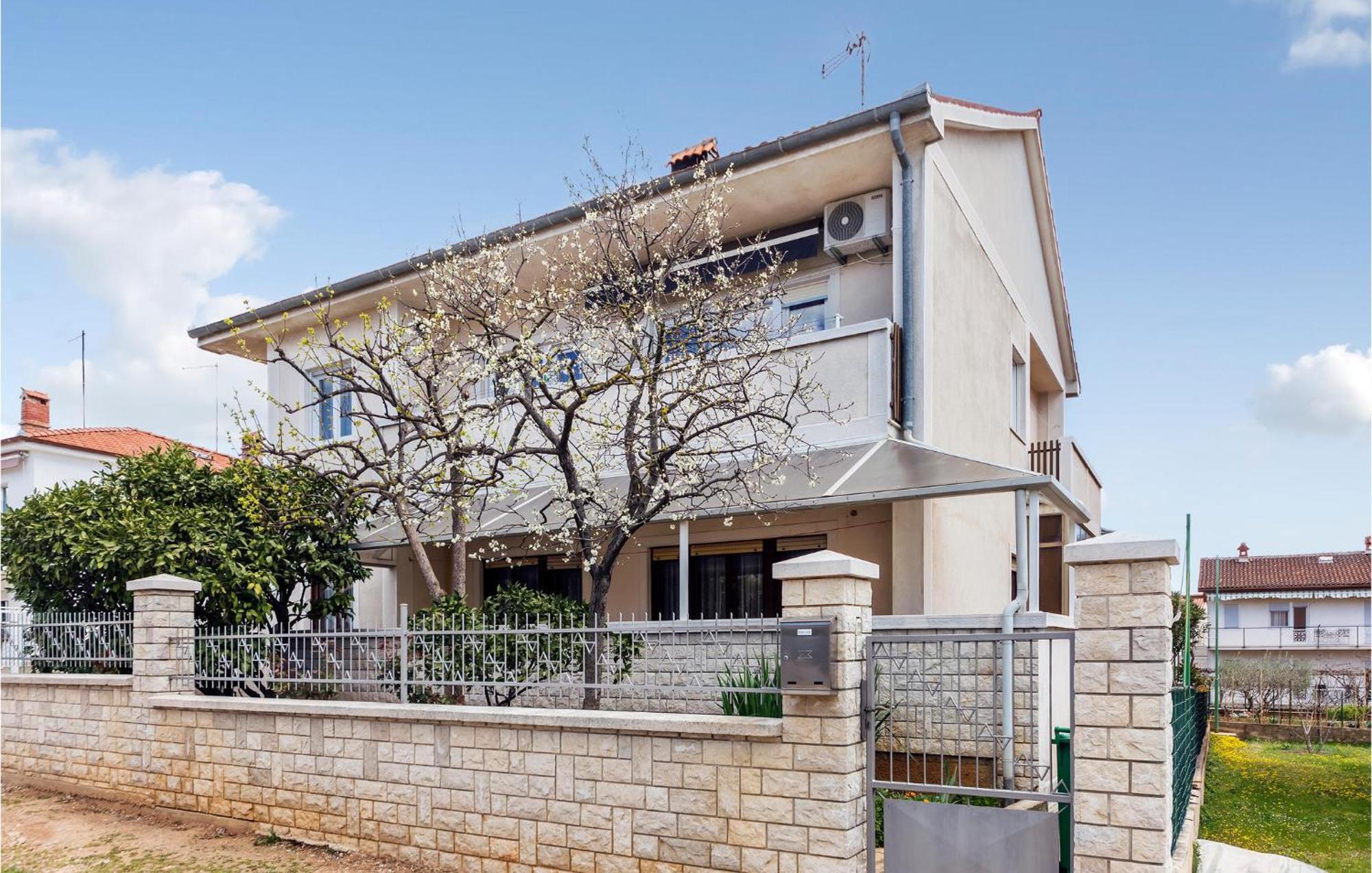 3 Bedroom Awesome In Apartament Pula