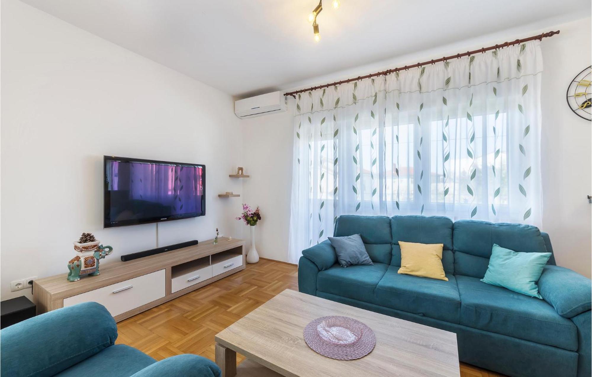 Apartament 3 Bedroom Awesome In Pula