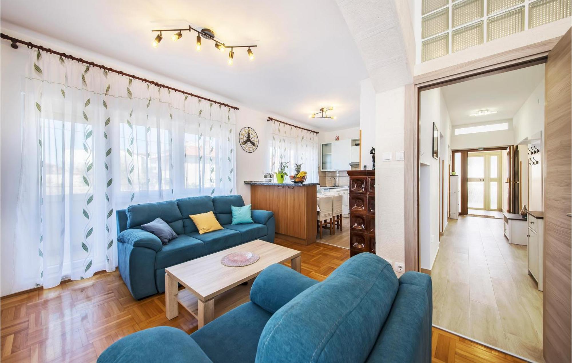 3 Bedroom Awesome In Apartament *