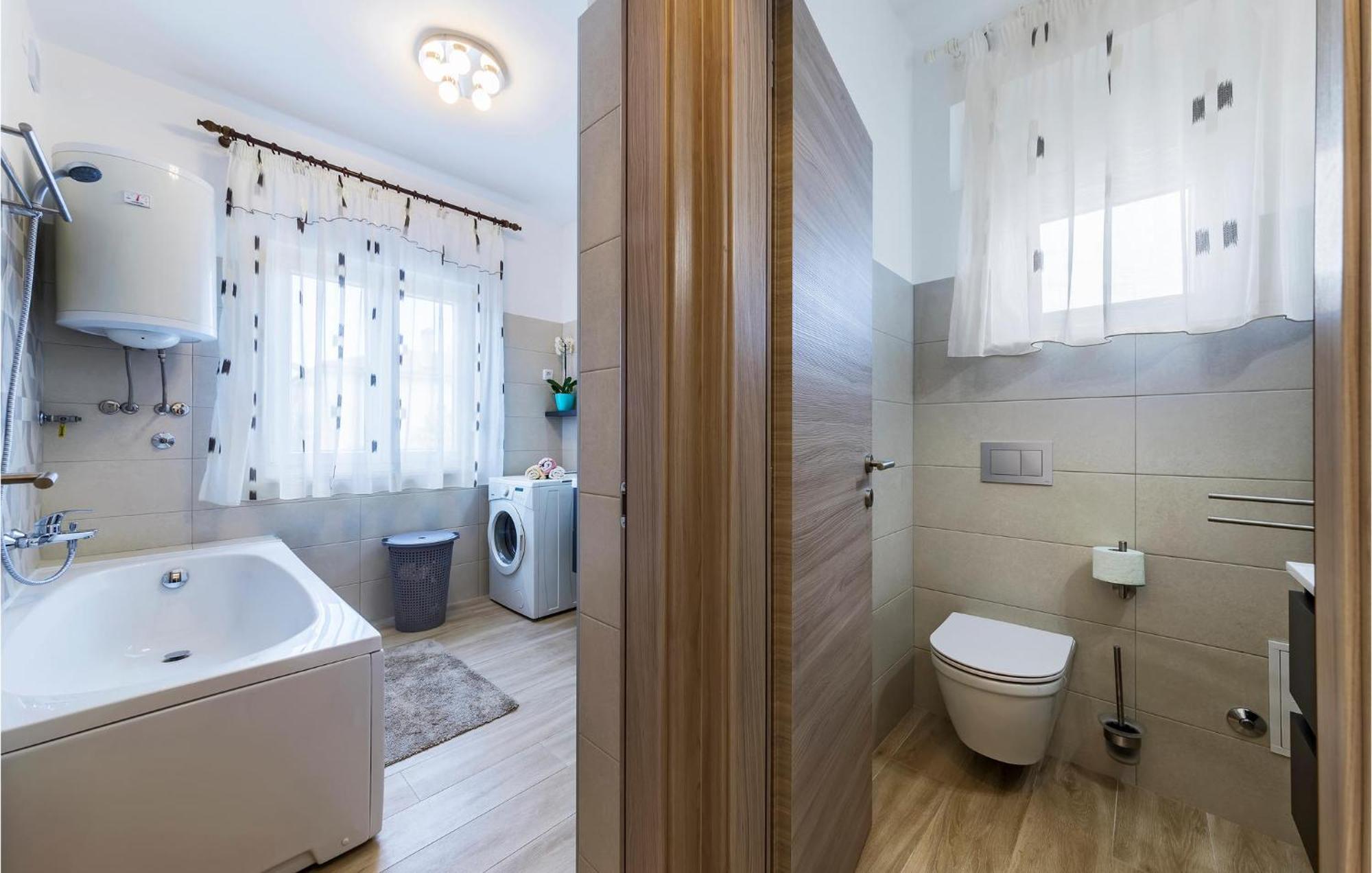 Apartament 3 Bedroom Awesome In Pula
