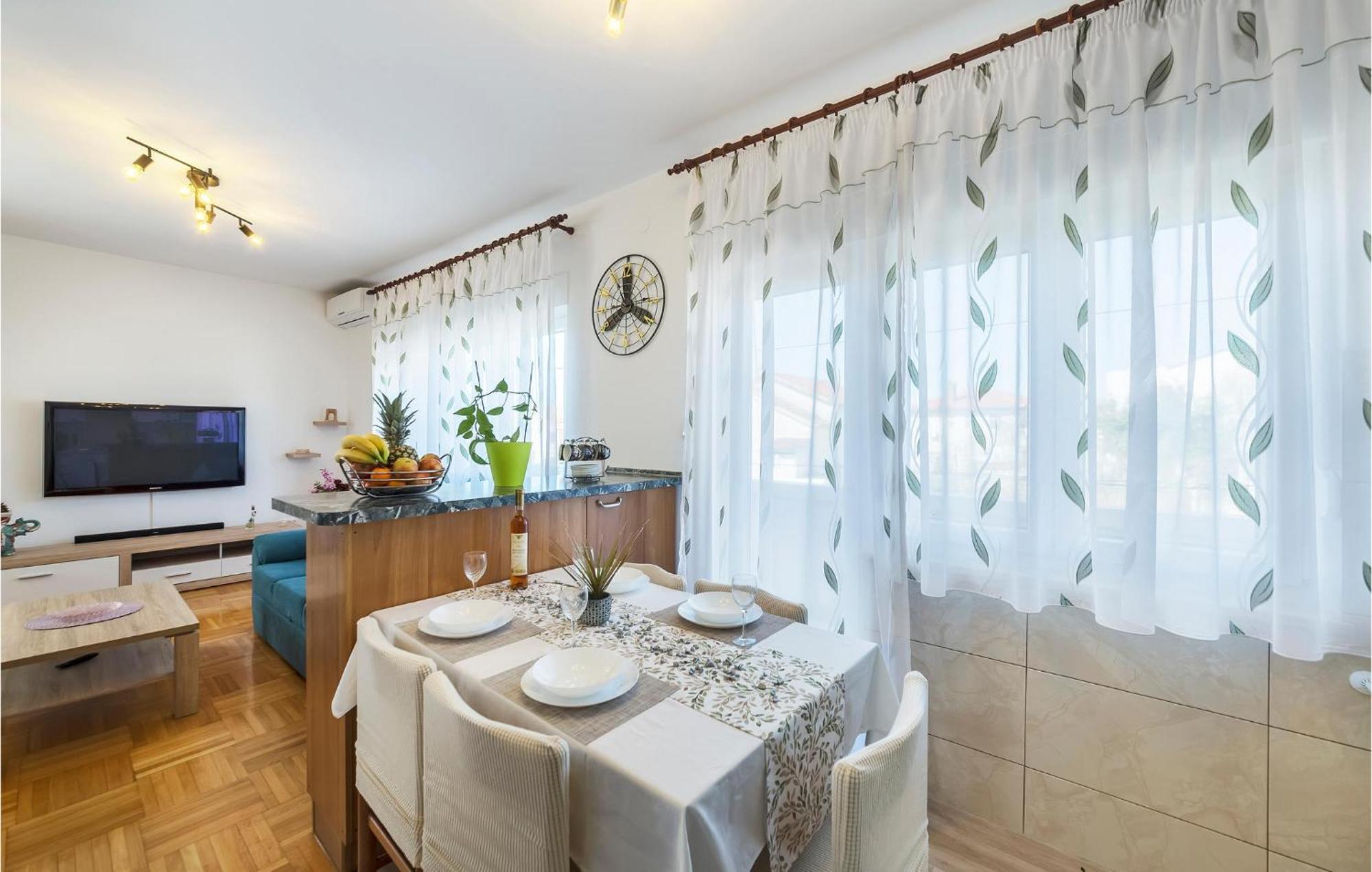 3 Bedroom Awesome In Apartment Pula