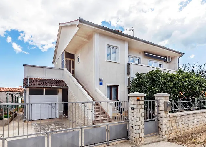 3 Bedroom Awesome Apartment In Pula