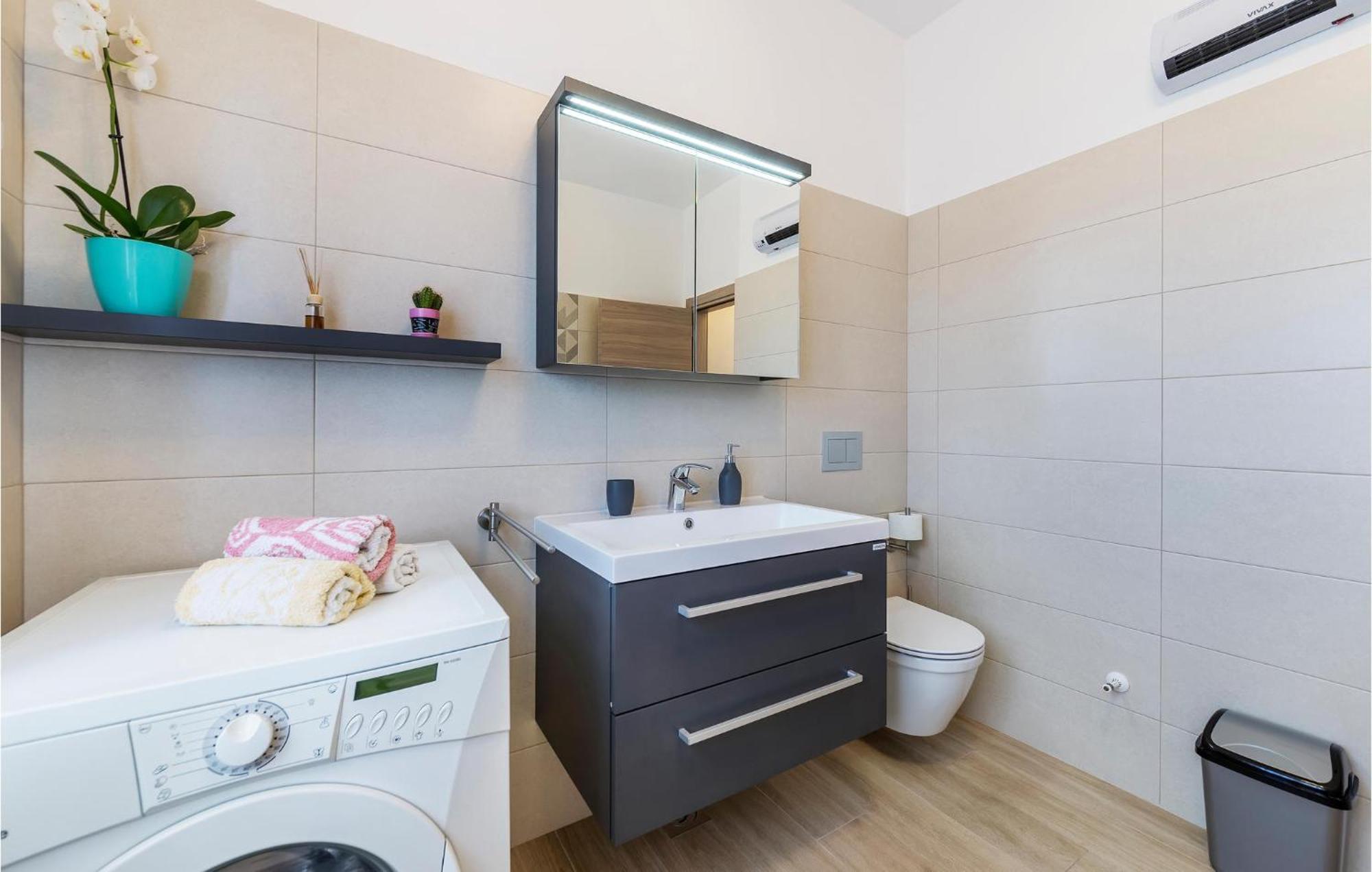 3 Bedroom Awesome In Apartment