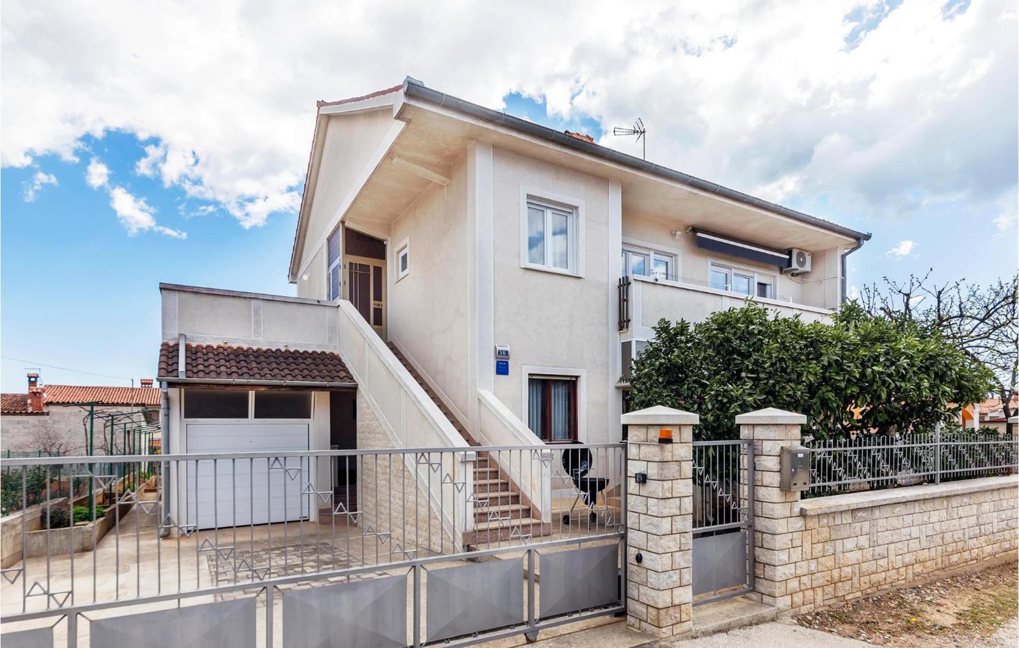Apartment 3 Bedroom Awesome In