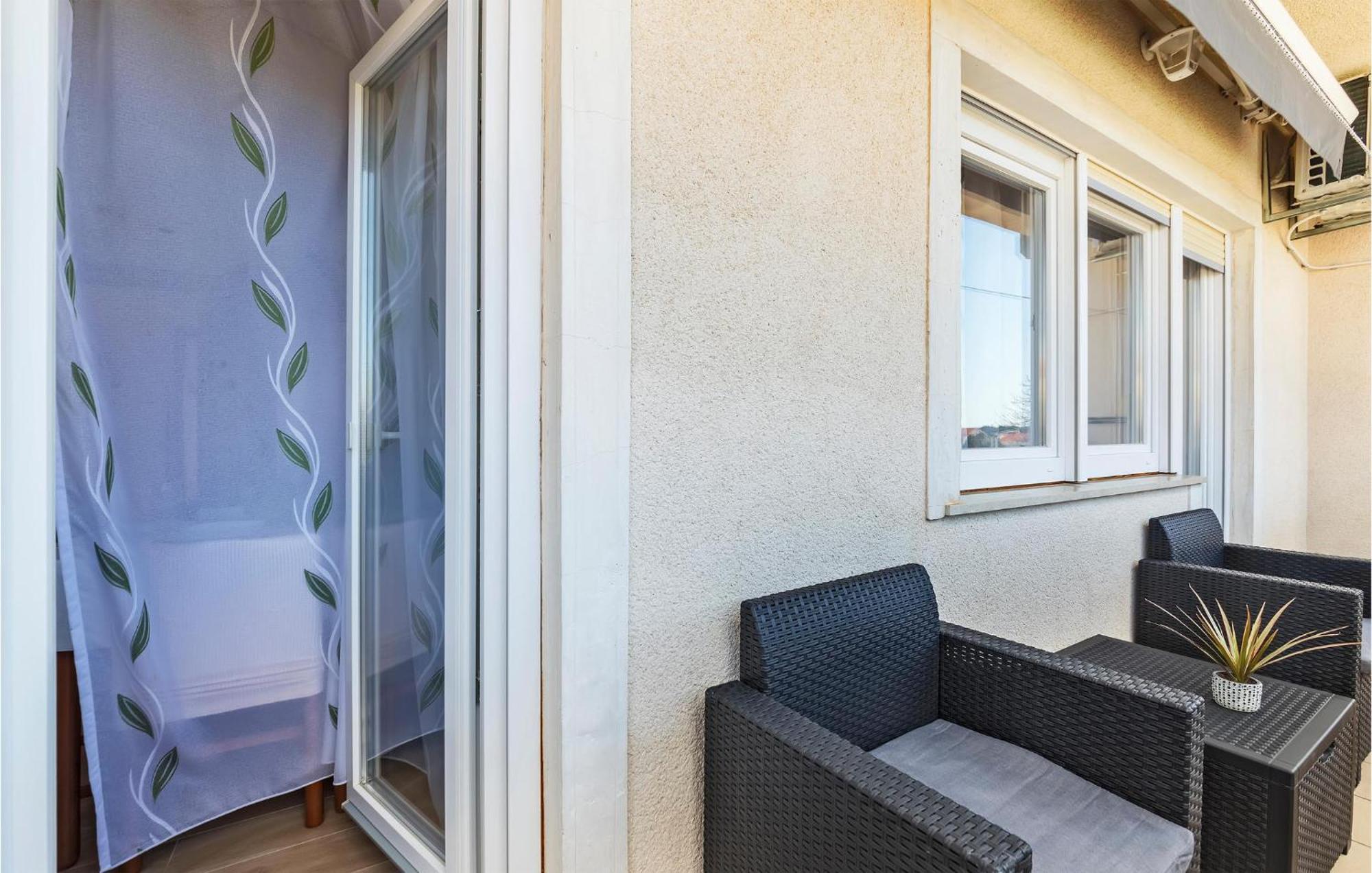 Apartment 3 Bedroom Awesome In Pula