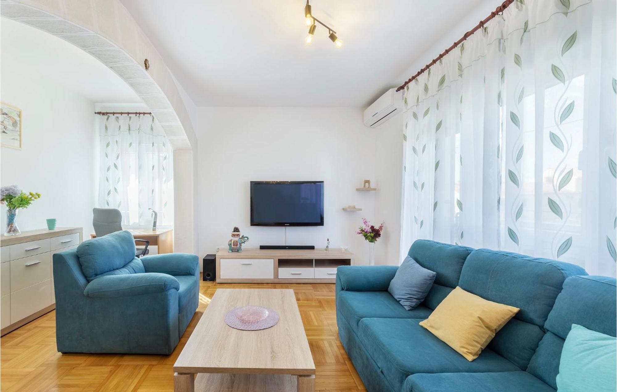 3 Bedroom Awesome In Apartment