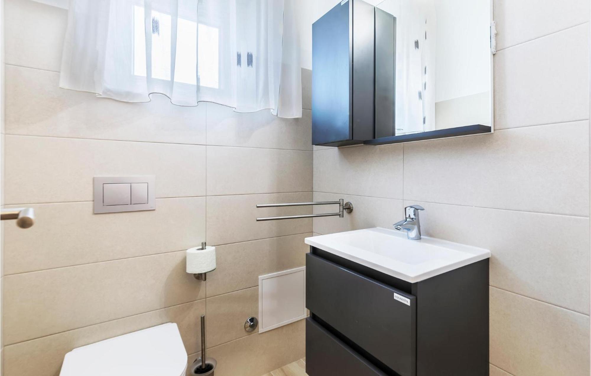 3 Bedroom Awesome In Apartment Pula